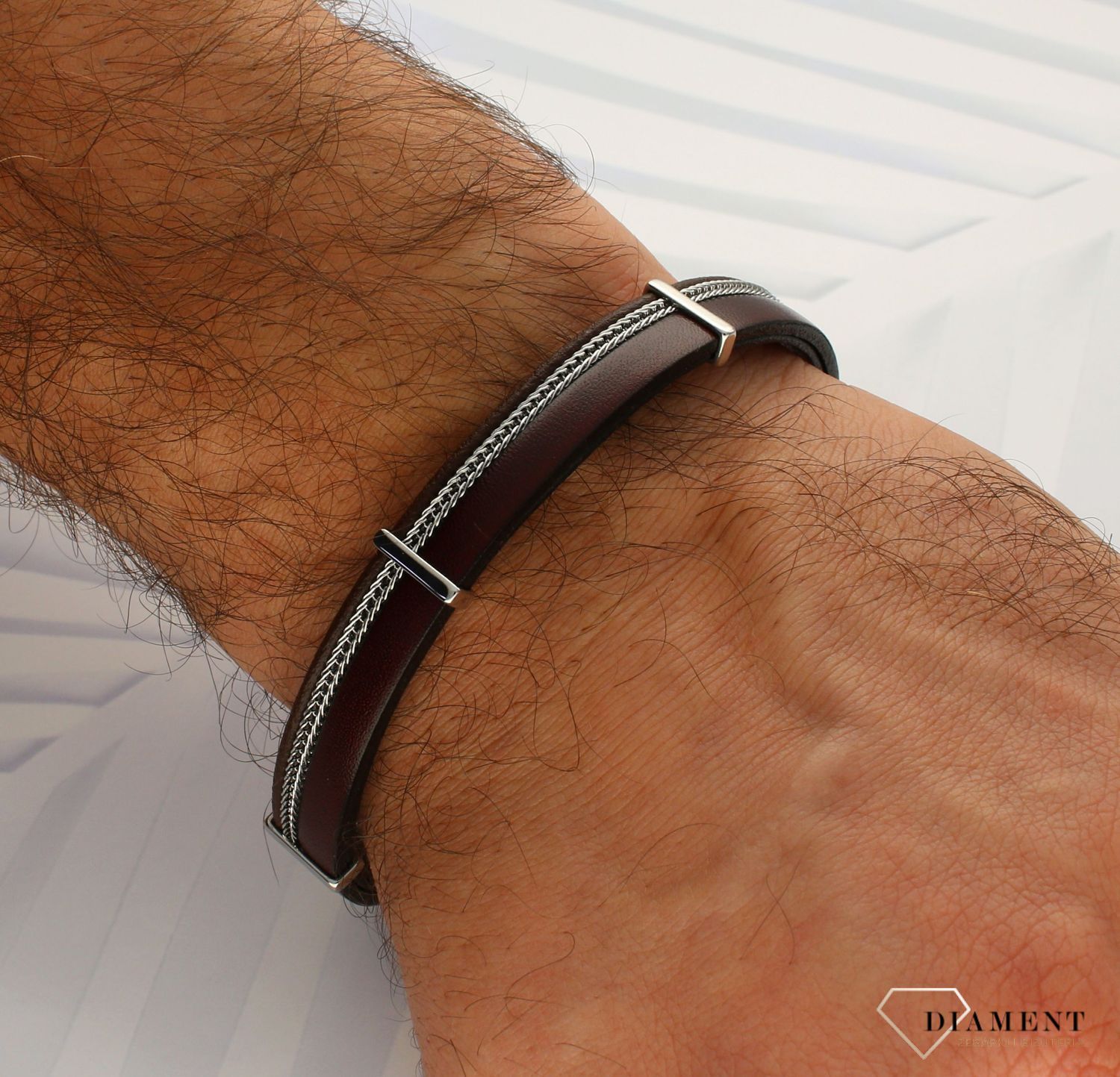 Bransoletka męska skórzana ze stalowymi elementami B SP BA13537  Elegancka bransoletka skórzana w kolorze brązowym z elementami stalowymi oraz ozdobnym łańcuszkiem w kolorze srebrnym (1).jpg